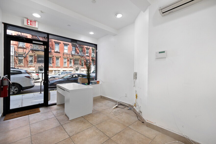 229 E 2nd St, New York, NY à vendre - Photo intérieure - Image 3 de 14