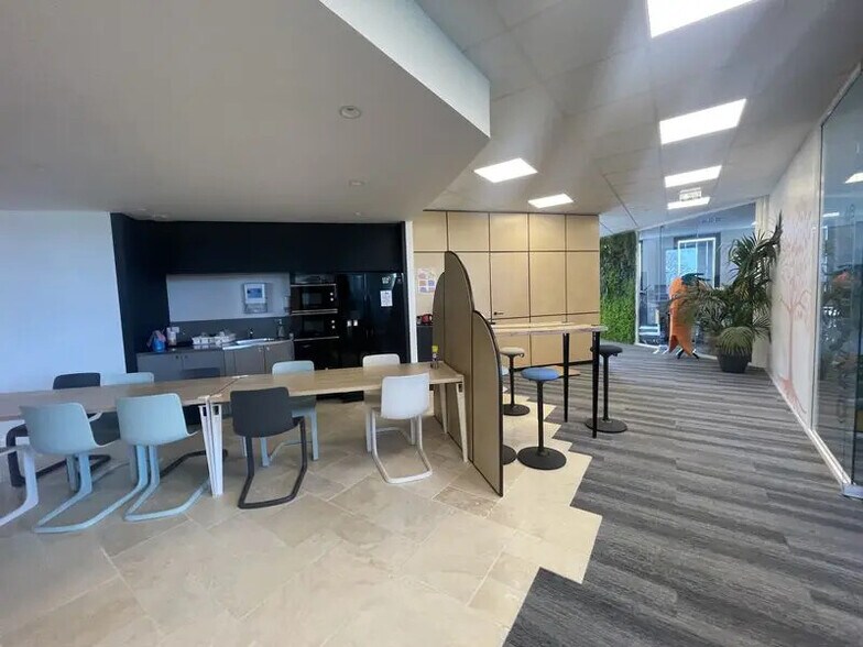 Office in Eysines for lease - Interior Photo - Image 1 of 10