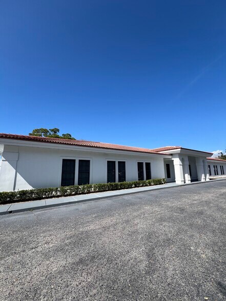 2520 Tamiami Trl N, Nokomis, FL à vendre - Photo du bâtiment - Image 2 de 52