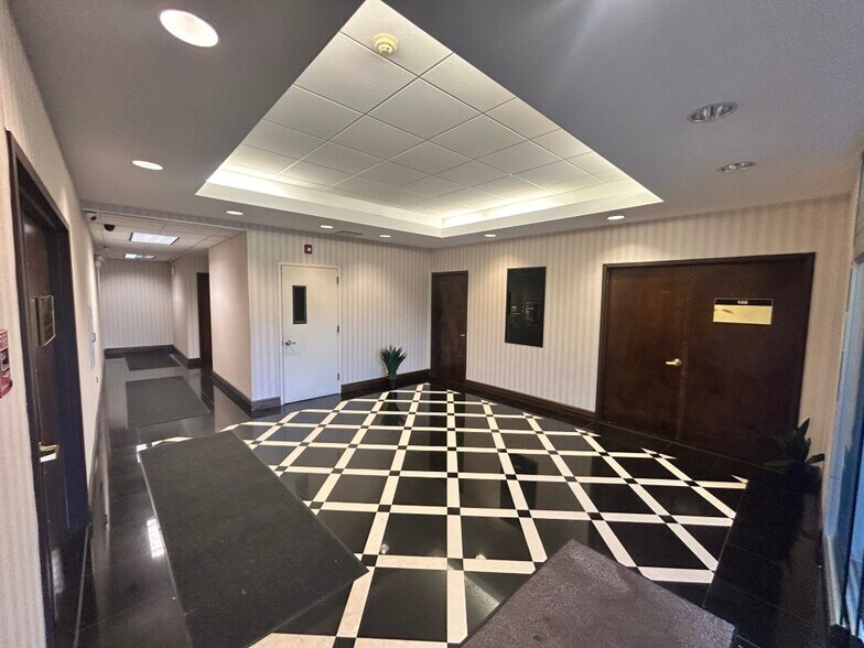 560 Broadhollow Rd, Melville, NY à louer - Photo intérieure - Image 2 de 3