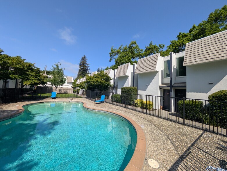 1158 Humboldt St, Santa Rosa, CA à vendre - Photo du bâtiment - Image 2 de 20