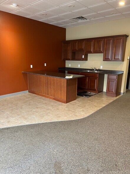 265 E Bell Dr, Warsaw, IN à louer - Photo intérieure - Image 2 de 11