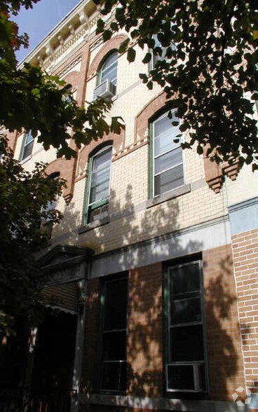 1825 Cornelia St, Ridgewood, NY à vendre - Photo du bâtiment - Image 3 de 3