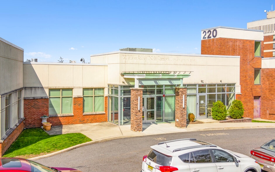 220 Hamburg Tpke, Wayne, NJ for sale - Primary Photo - Image 1 of 9