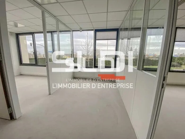 23 Rue Maryse Bastié, Bron à louer - Photo intérieure - Image 3 de 8