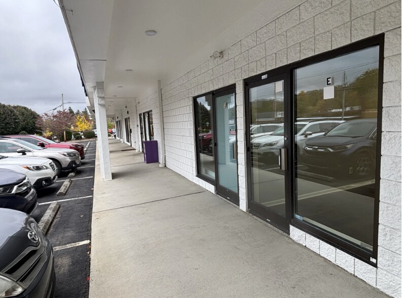 660 Merrimon Ave, Asheville, NC à louer - Photo du bâtiment - Image 3 de 5