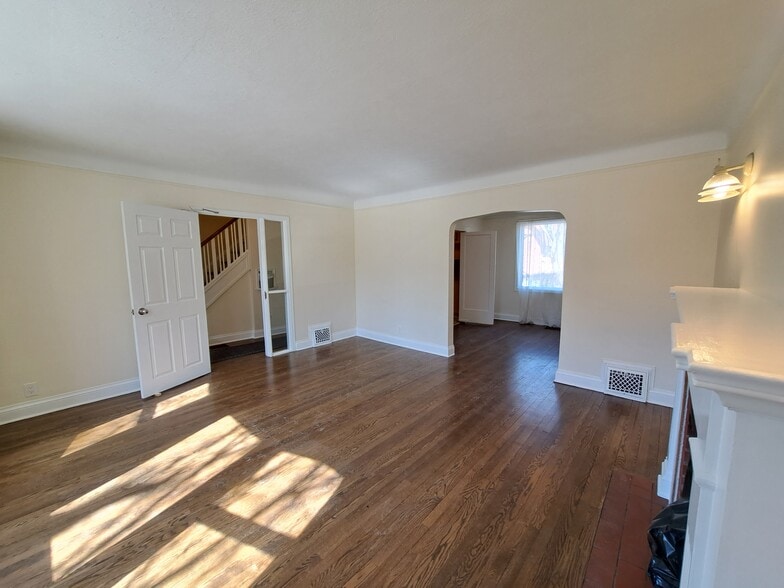 251 Bronson Av, Ottawa, ON for lease - Interior Photo - Image 3 of 6