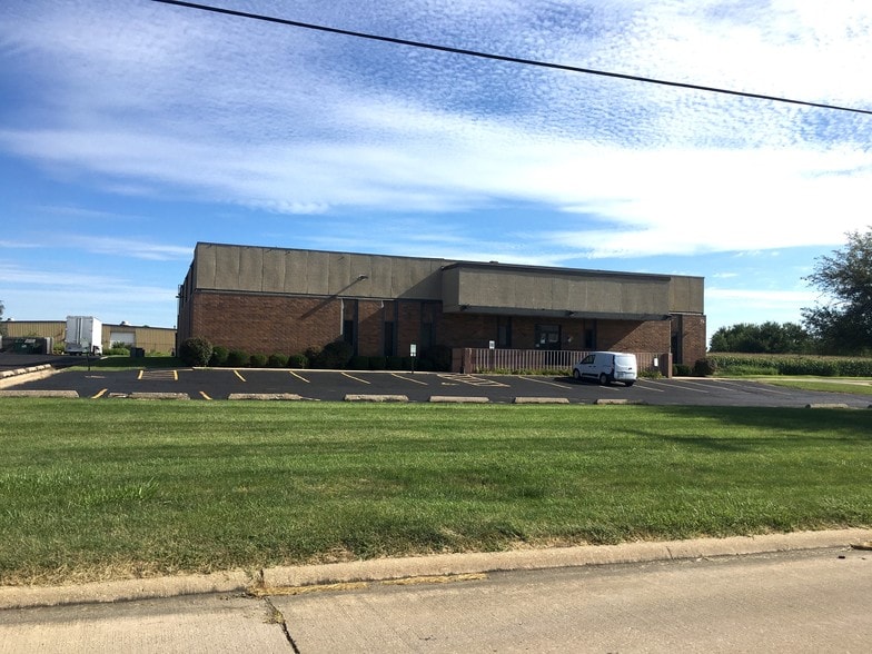 2305 W Altorfer Rd, Peoria, IL for lease - Building Photo - Image 2 of 31