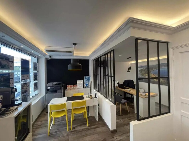 Retail in Sainte-Maxime for sale - Interior Photo - Image 2 of 8