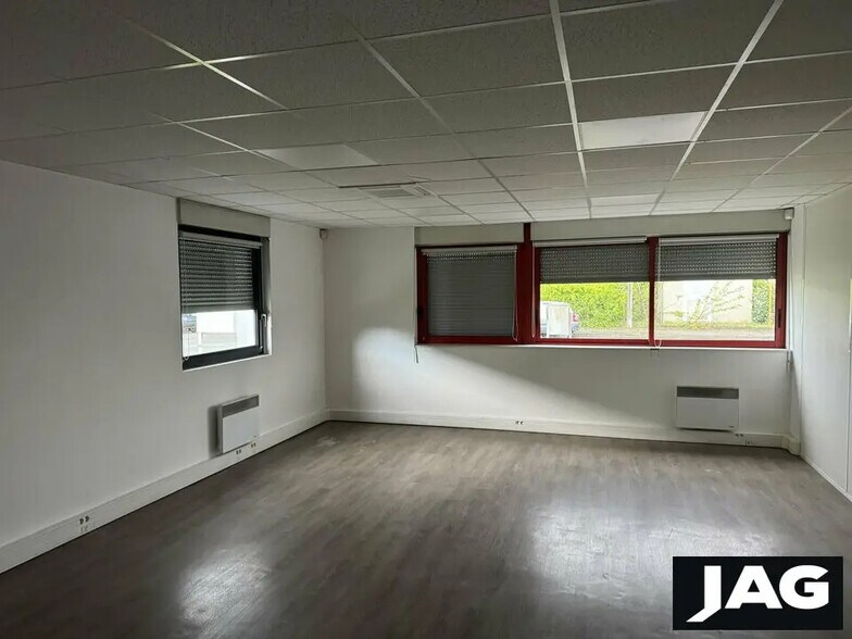 Flex in Vaulx-en-Velin for lease - Interior Photo - Image 2 of 6