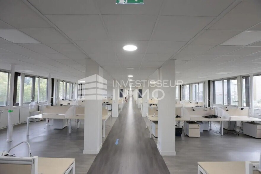 Bureau dans Boissy-Saint-Léger à louer - Photo du bâtiment - Image 2 de 6