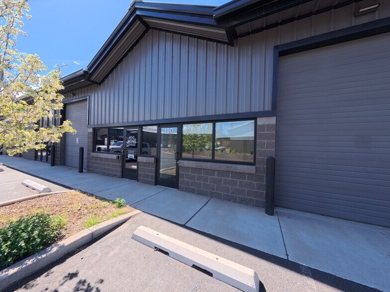 2561 NE 4th St, Bend, OR à louer - Photo du bâtiment - Image 2 de 13