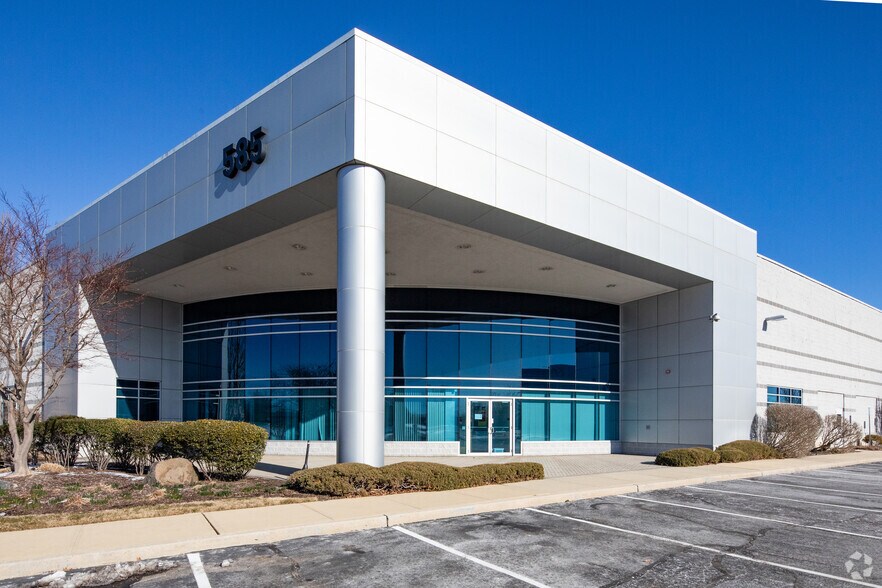 585 Johnson Ave, Bohemia, NY à louer - Photo du bâtiment - Image 3 de 5