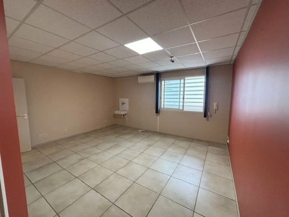Office in Lunel for lease Building Photo- Image 1 of 7