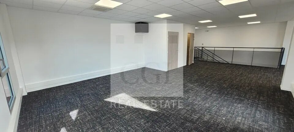 Flex in Chassieu for lease - Interior Photo - Image 2 of 11