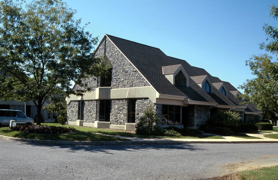 20-32 E Roseville Rd, Lancaster, PA for lease - Building Photo - Image 2 of 15