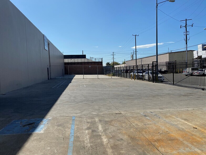 7020 Stanford Ave, Los Angeles, CA à vendre - Photo du bâtiment - Image 3 de 6