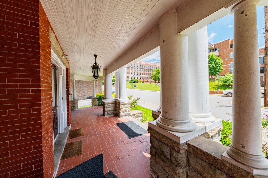 1493 University Ave, Morgantown, WV à vendre - Photo du bâtiment - Image 3 de 35