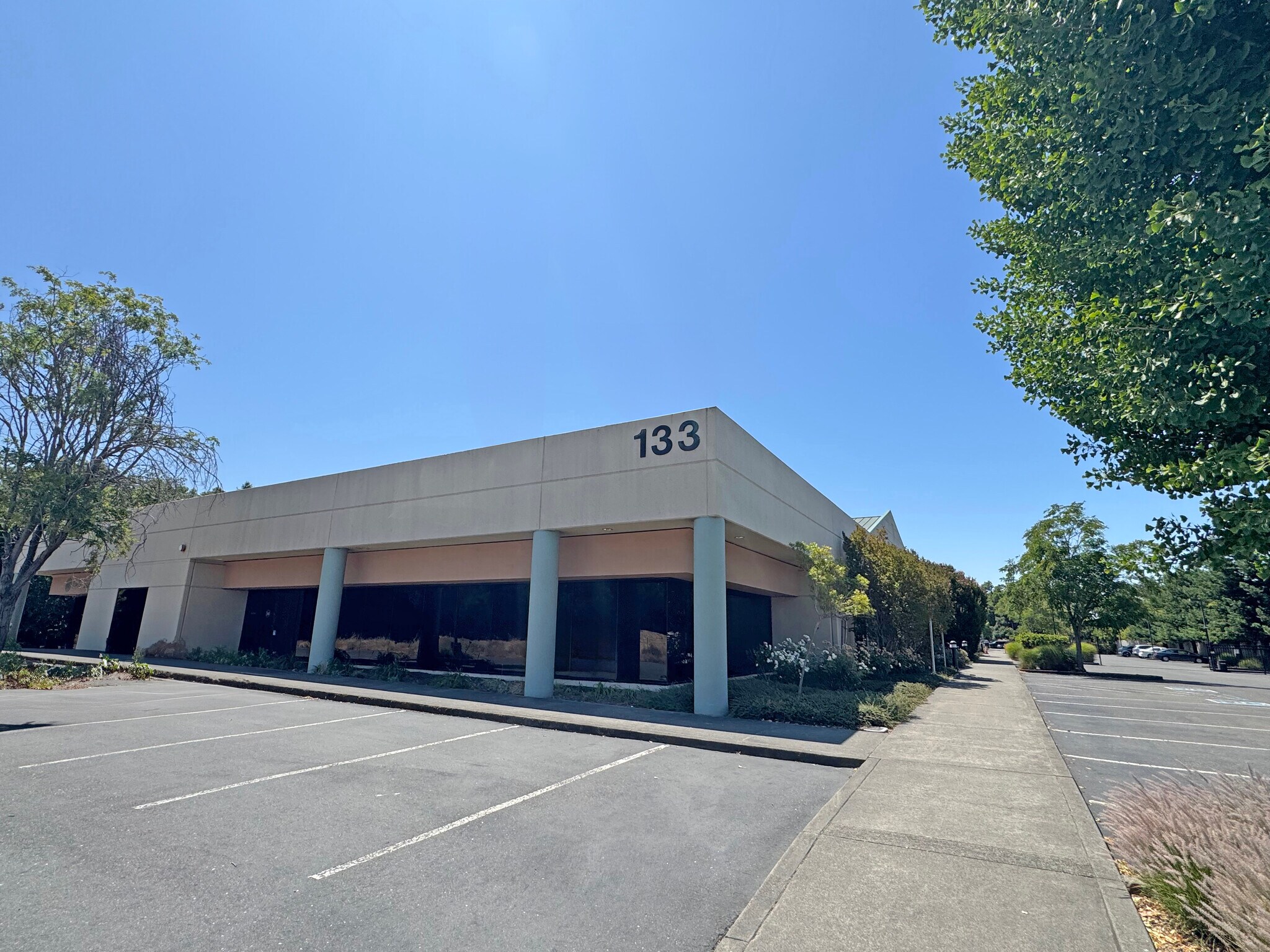133 Aviation Blvd, Santa Rosa, CA à louer Photo du bâtiment- Image 1 de 6