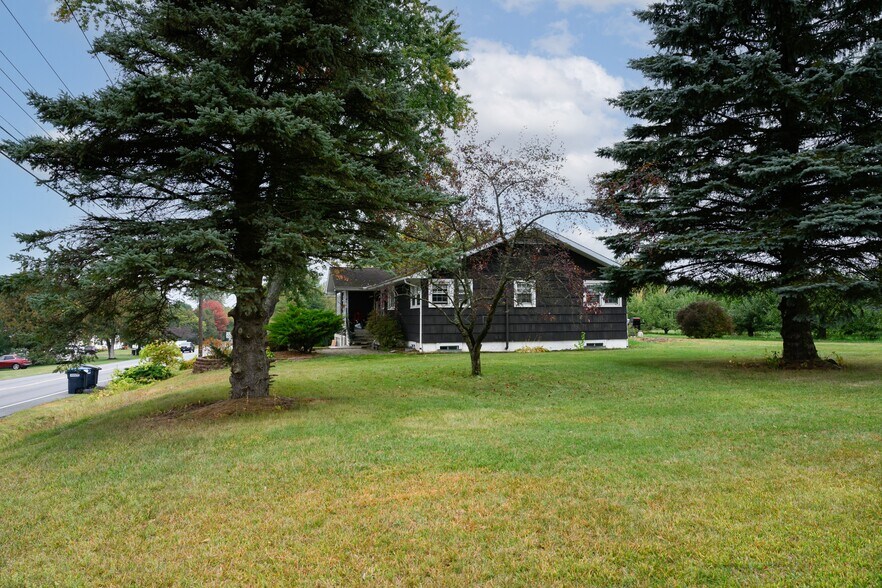 53 Banker Rd, Morrisonville, NY à vendre - Photo du bâtiment - Image 3 de 38