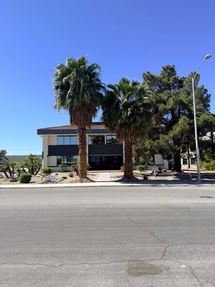 2355 Red Rock St, Las Vegas, NV à louer - Photo du bâtiment - Image 3 de 12