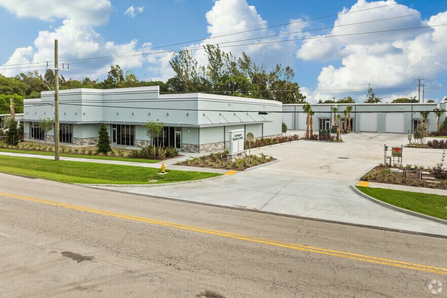 3931 SE Commerce Ave, Stuart, FL à louer - Photo du bâtiment - Image 3 de 23