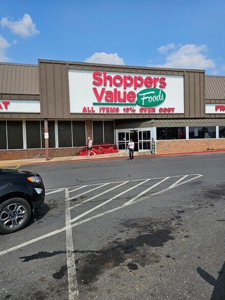 8 E Luray Shopping Ctr, Luray, VA for lease - Building Photo - Image 3 of 3
