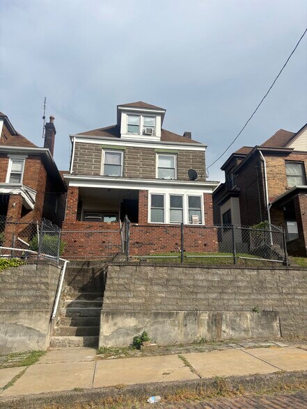 1019 Lincoln Ave, Duquesne, PA à vendre - Photo principale - Image 1 de 1