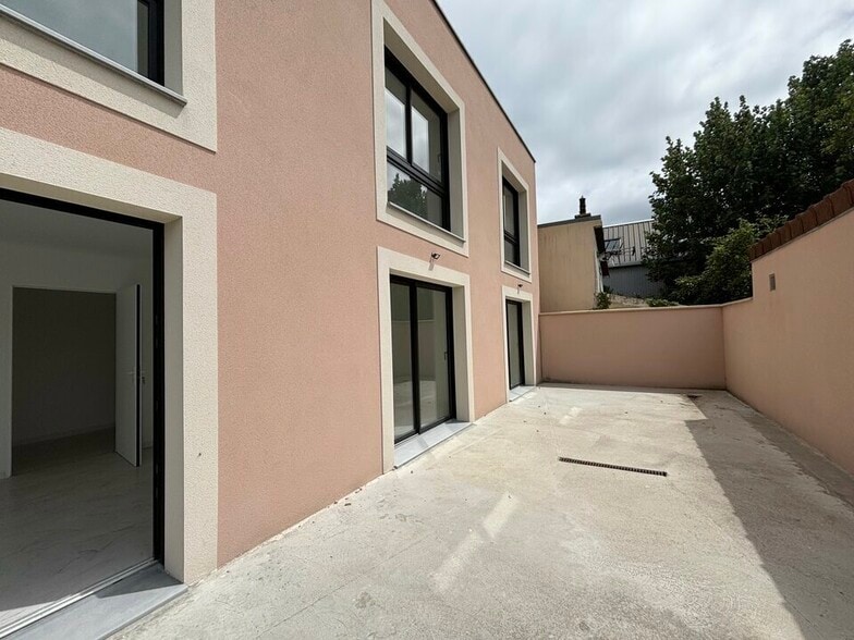 8 Rue Du Pont De Baillet, Baillet-en-France for lease - Building Photo - Image 2 of 11