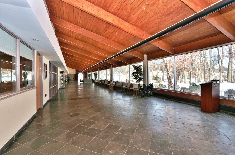 300 Pleasant Valley Way, West Orange, NJ à louer - Photo intérieure - Image 2 de 3