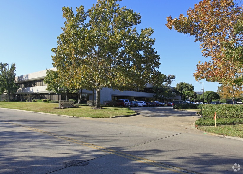 11111 Wilcrest Green Dr, Houston, TX for lease - Primary Photo - Image 1 of 7