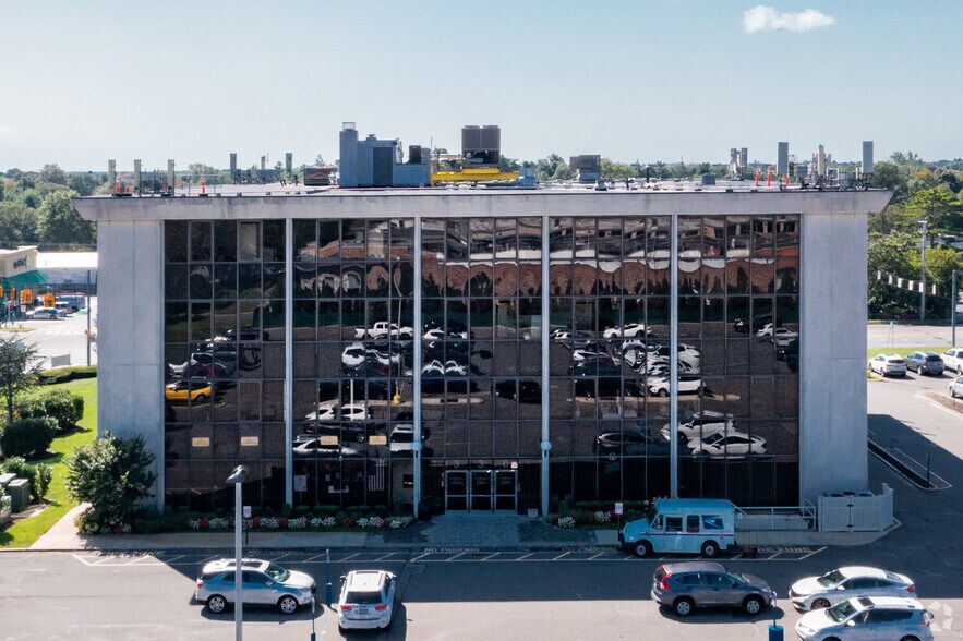 330 Motor Pkwy, Hauppauge, NY à louer - Photo du bâtiment - Image 2 de 5