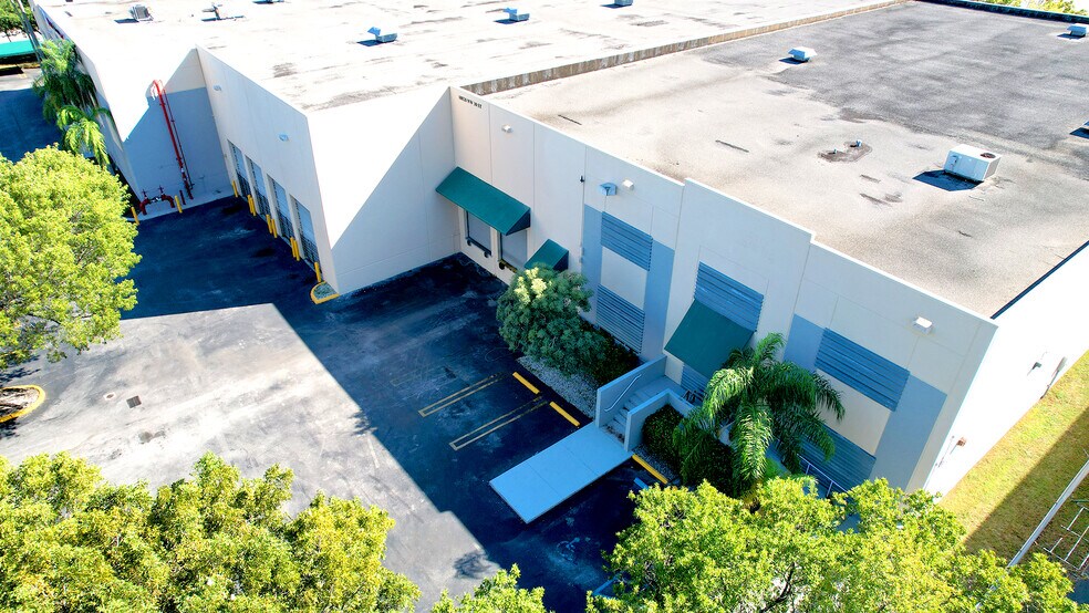 2980 NW 108th Ave, Miami, FL à louer - Photo du bâtiment - Image 3 de 6