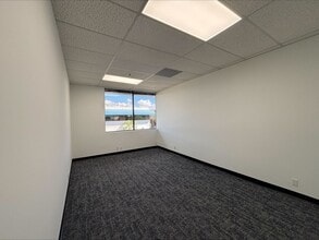 357 Van Ness Way, Torrance, CA à louer Photo intérieure- Image 2 de 2