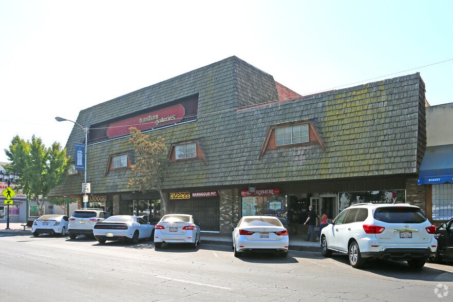 225-229 E Main St, Visalia, CA à louer - Photo du bâtiment - Image 3 de 3