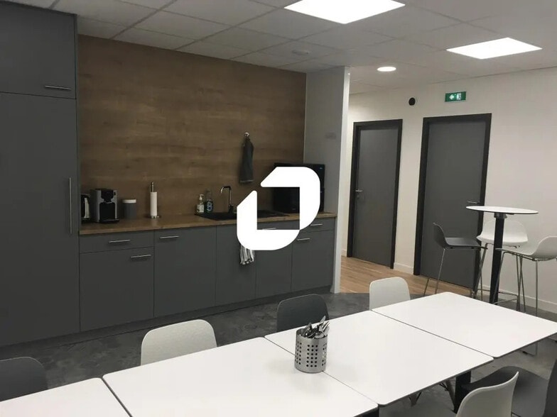 Office in Meylan for lease - Interior Photo - Image 3 of 6