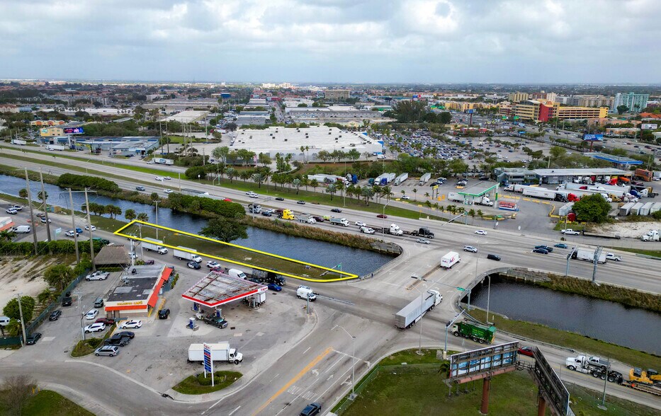 9011 NW South River Dr, Medley, FL à vendre - Photo du bâtiment - Image 3 de 8