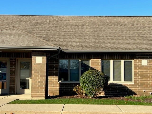 755 McArdle Dr, Crystal Lake, IL à vendre - Photo du bâtiment - Image 2 de 2