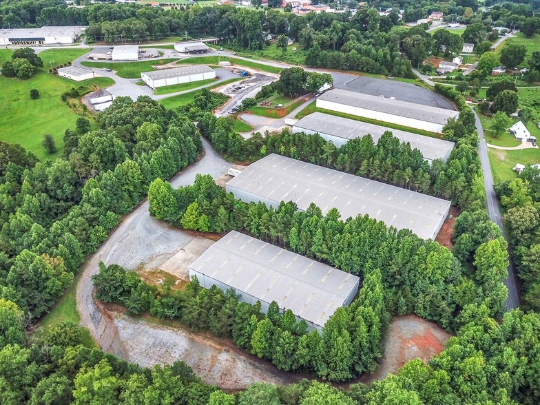 241 Vance St, Forest City, NC for lease - Building Photo - Image 2 of 4