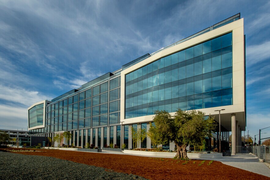 3155 Olsen Dr, San Jose, CA à louer - Photo du bâtiment - Image 3 de 8