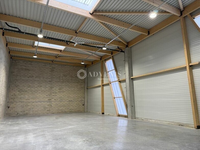 Flex in Lognes for lease - Building Photo - Image 1 of 10