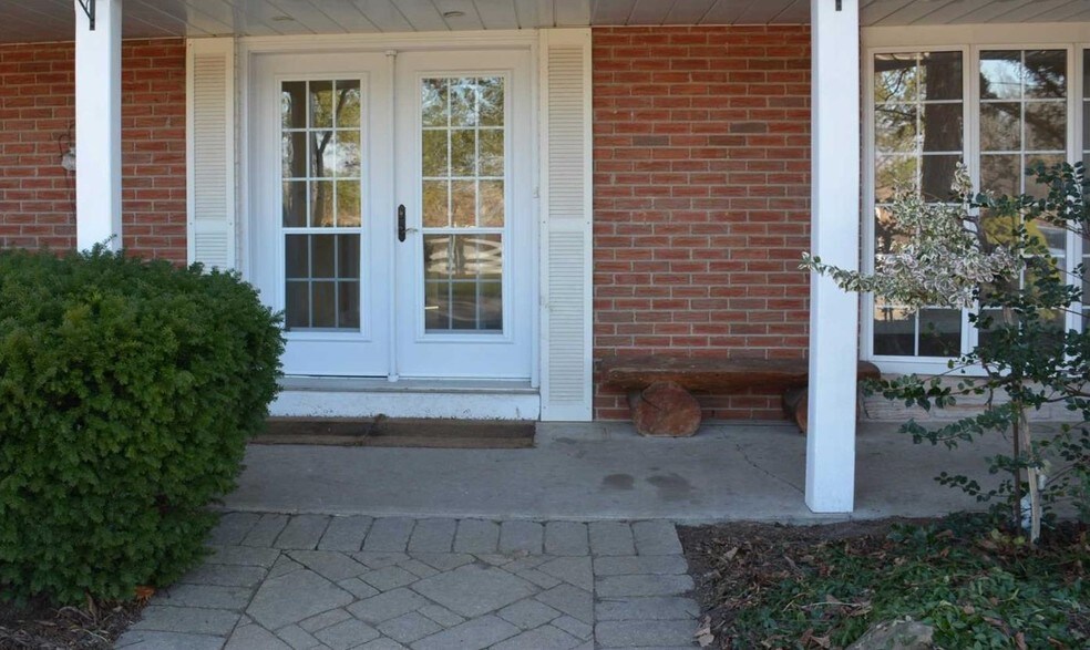 30 Burnhamthorpe Rd W, Oakville, ON à vendre - Photo principale - Image 1 de 1