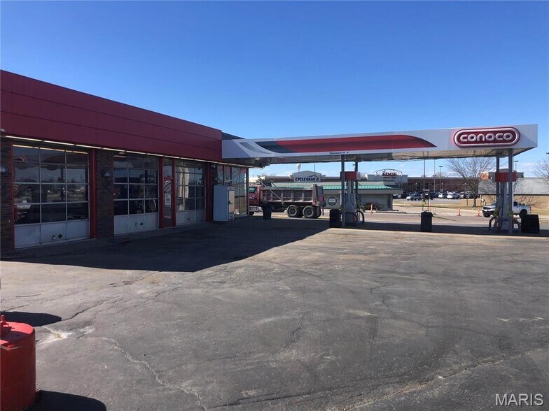 3949 Veterans Memorial Pky, Saint Peters, MO à vendre - Photo du bâtiment - Image 2 de 4