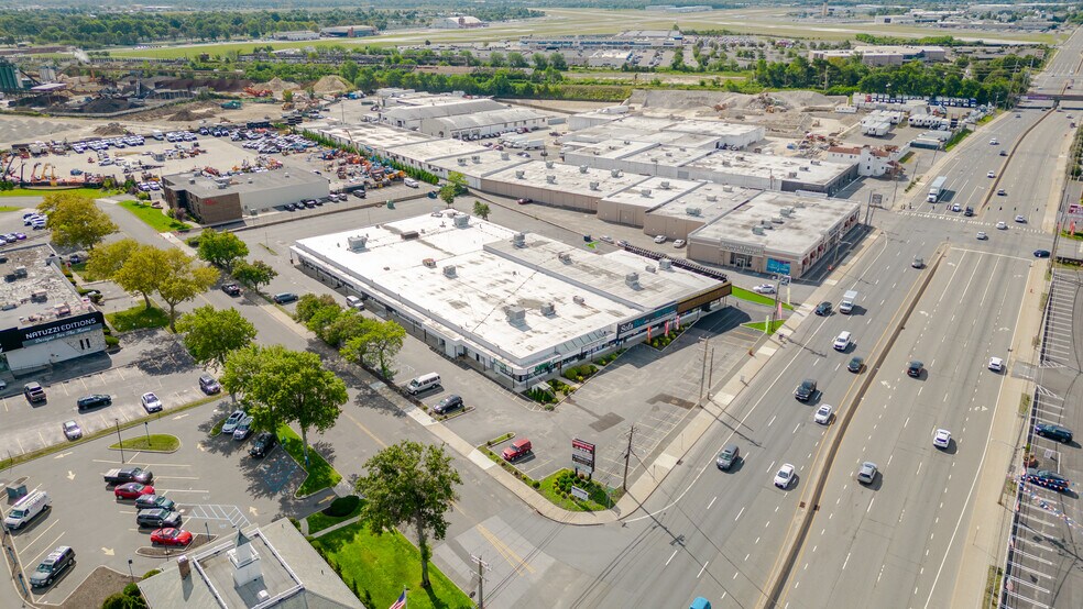 1681-1745 Broadhollow Rd, Farmingdale, NY à louer - Photo du bâtiment - Image 3 de 6