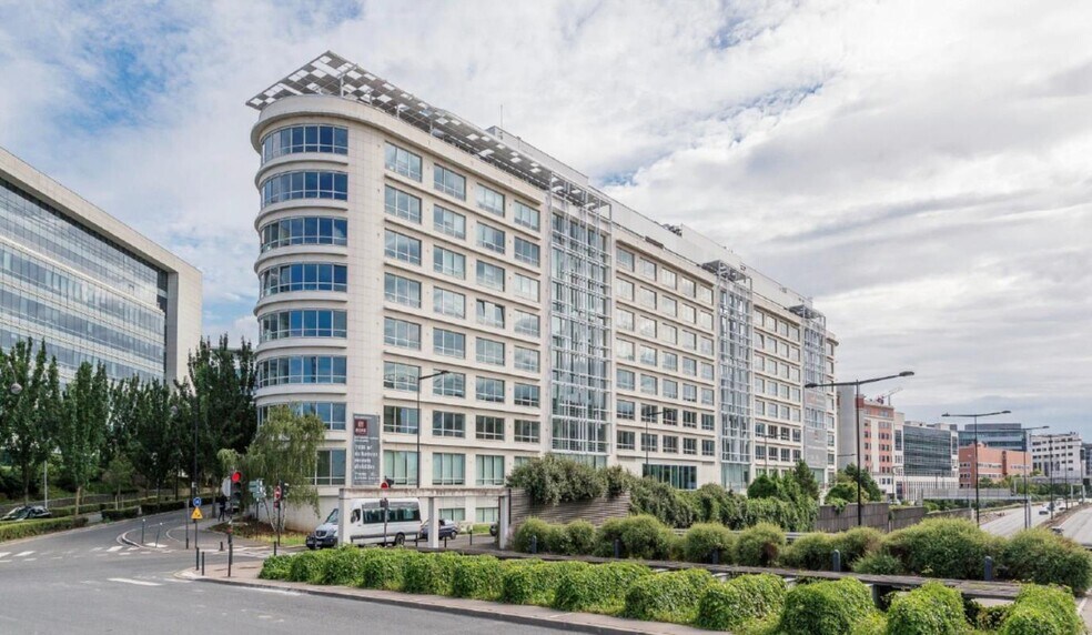 23 Rue François Jacob, Rueil-Malmaison à louer - Photo du bâtiment - Image 2 de 17