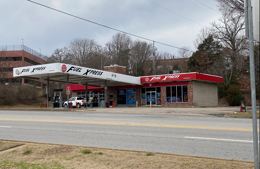 1501 N College Ave, Fayetteville, AR à louer - Photo du bâtiment - Image 2 de 9