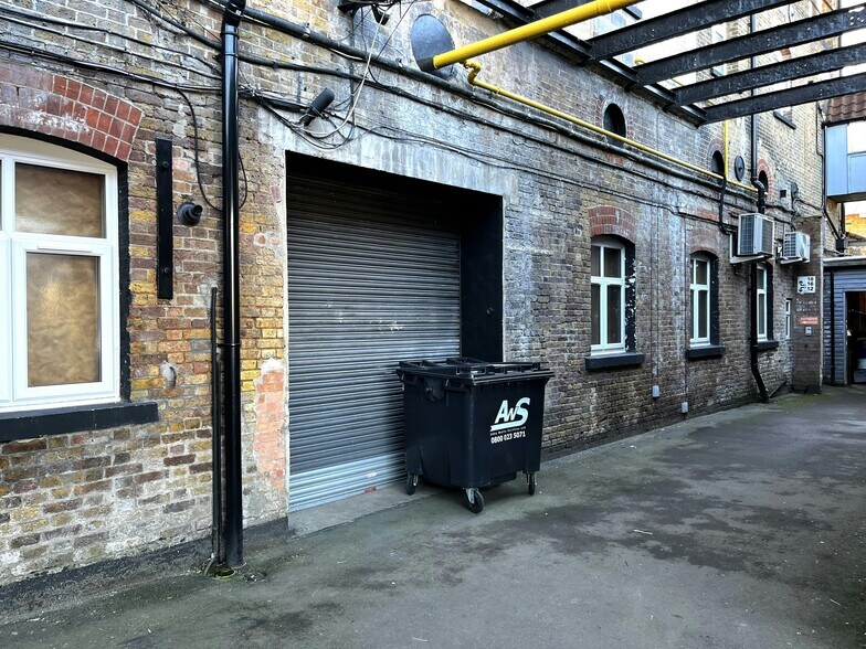 Sandown Rd, Watford à louer - Photo du bâtiment - Image 3 de 27