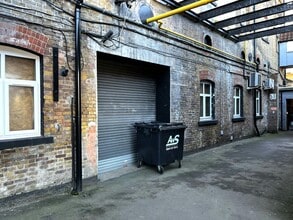 Sandown Rd, Watford à louer Photo du bâtiment- Image 2 de 4