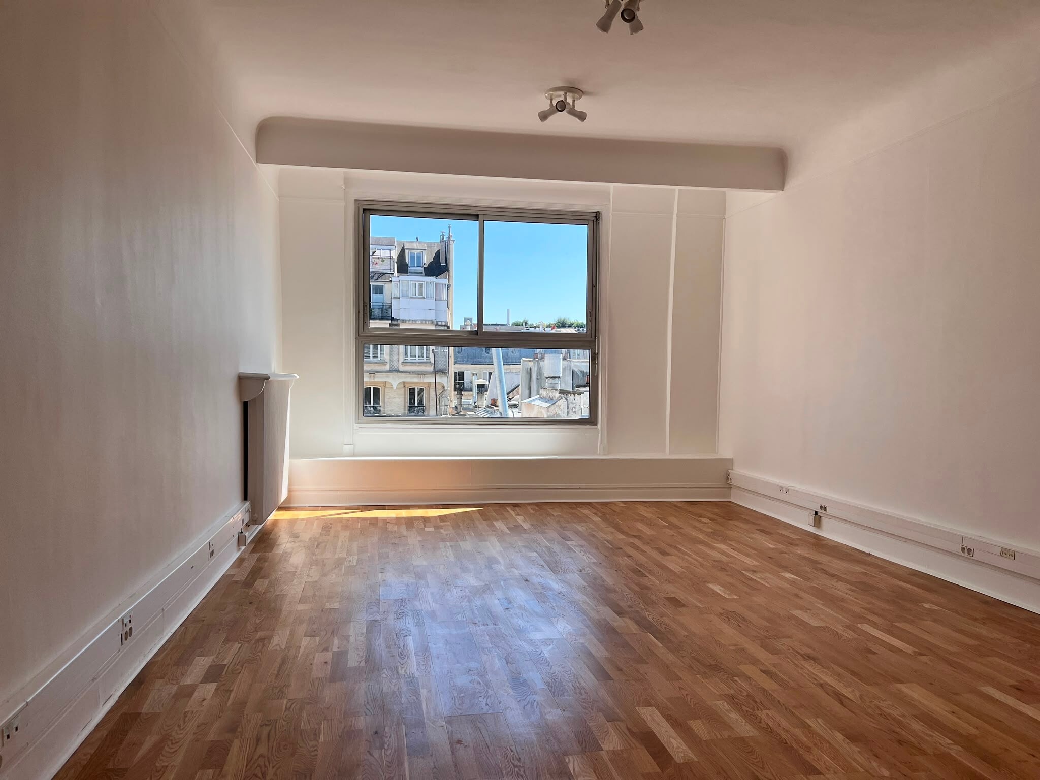 94 Rue Saint-Lazare, Paris for lease Interior Photo- Image 1 of 6
