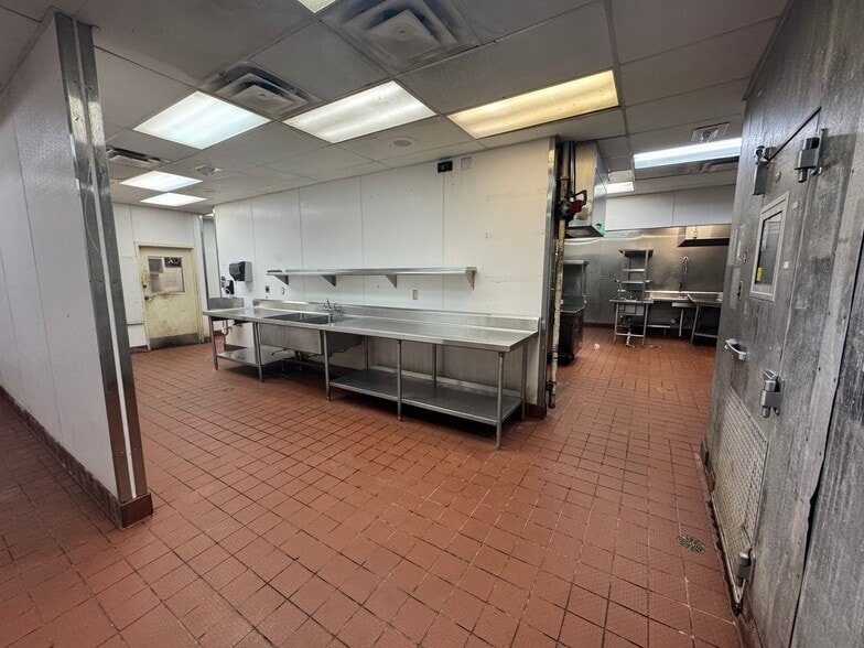 3953 W Sunset Ave, Springdale, AR for lease - Interior Photo - Image 3 of 8